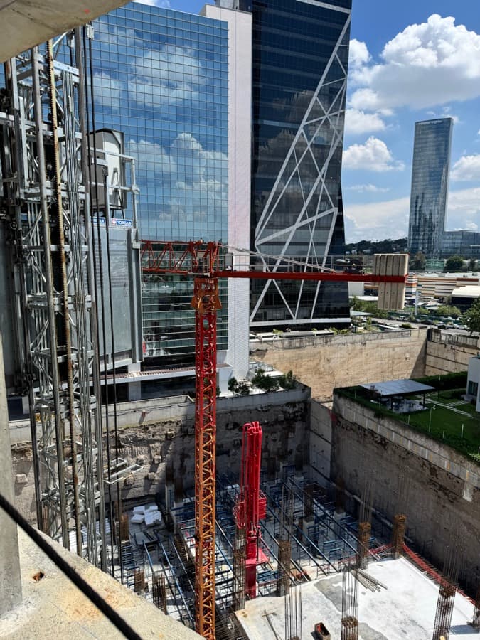 Vista superior de la cimentación, grúas y estructura en proceso