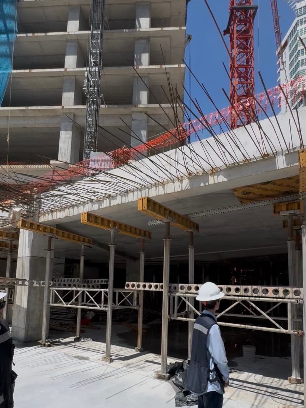 Supervisor recorriendo una estructura de concreto en construcción
