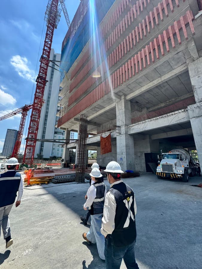 Supervisores recorriendo una estructura de concreto en construcción