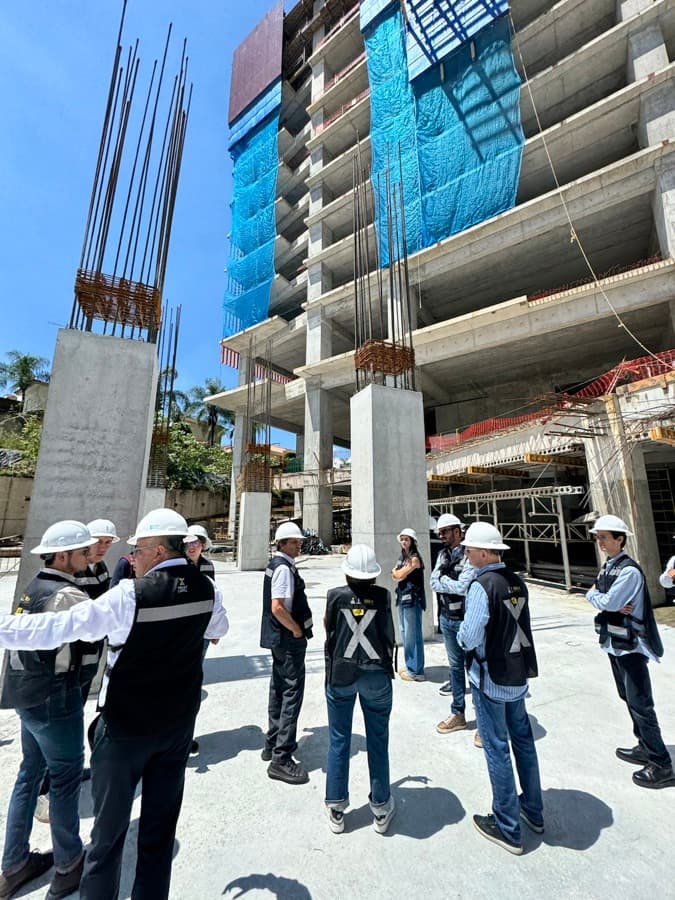 Equipo de supervisión reunido frente a la estructura de concreto de la obra