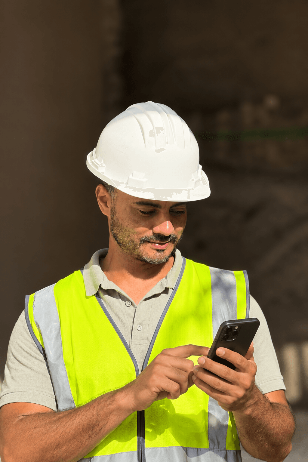 Supervisor de obra consultando información desde su teléfono